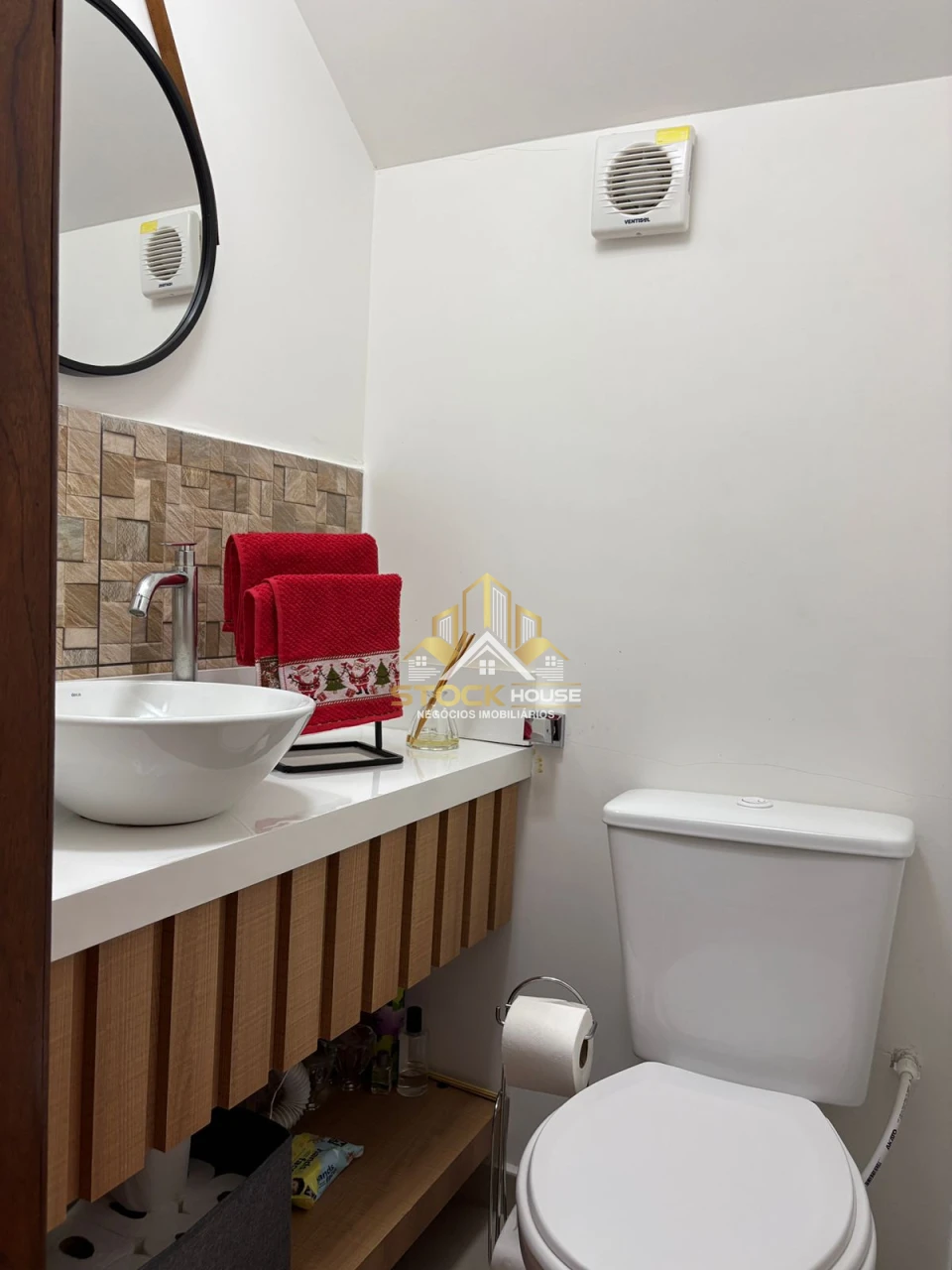 SOBRADO GEMINADO SEMI MOBILIADO