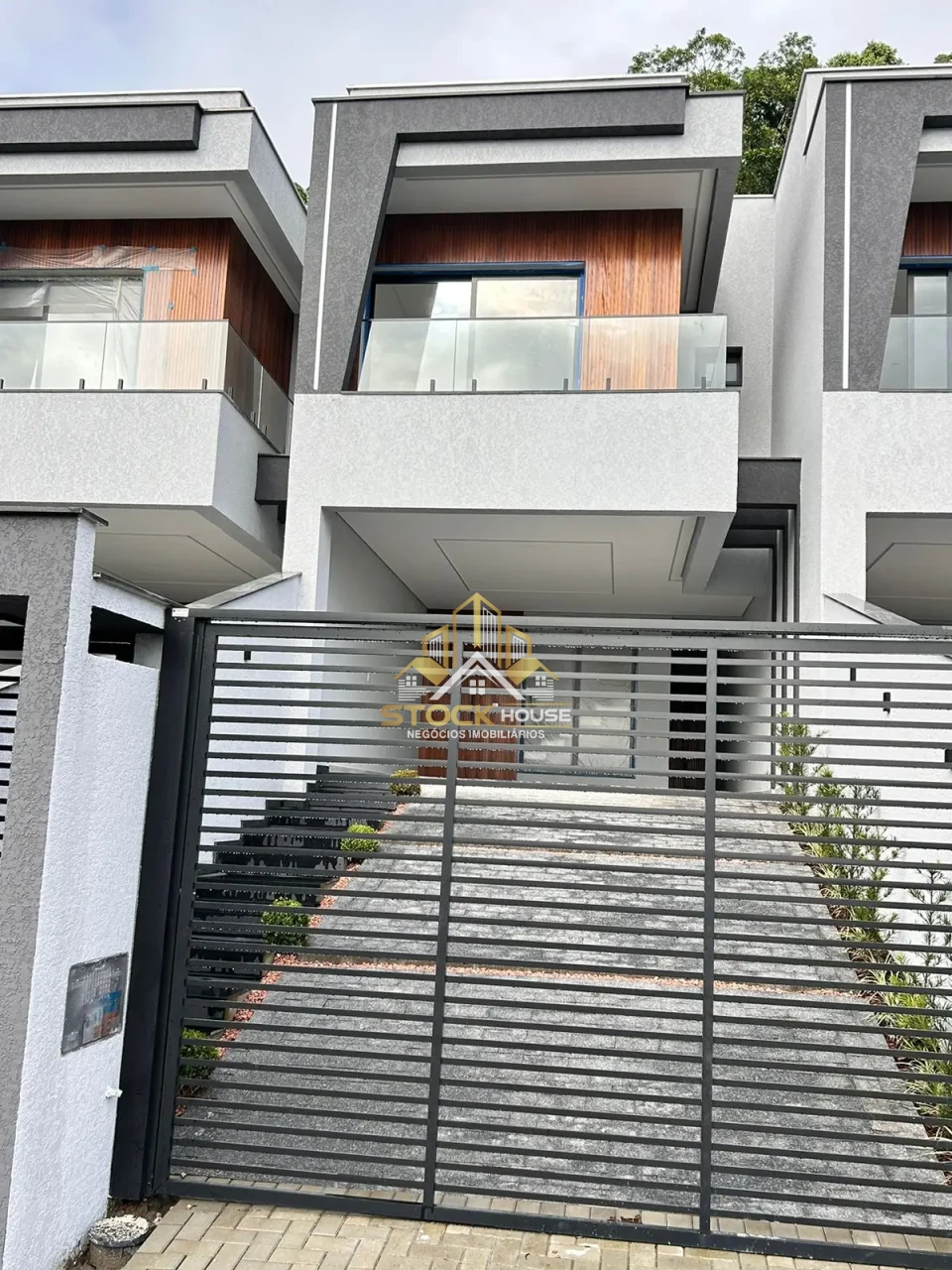 EXCEPCIONAL SOBRADO GEMINADO, 3 SUÍTES, A VENDA EM JOINVILLE