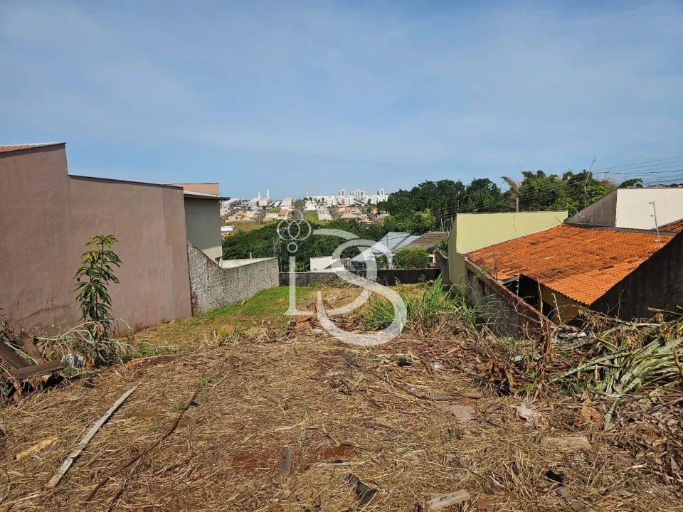 Imagens do imóveis Terreno com aclive pra o fundo com 360m²