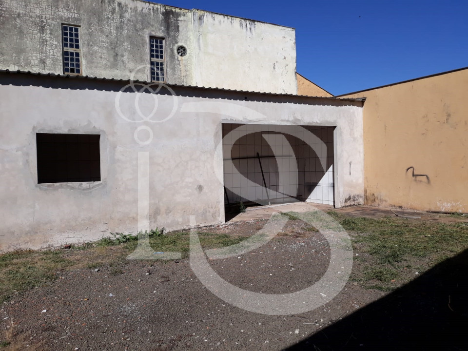 Terreno com Construção e murado