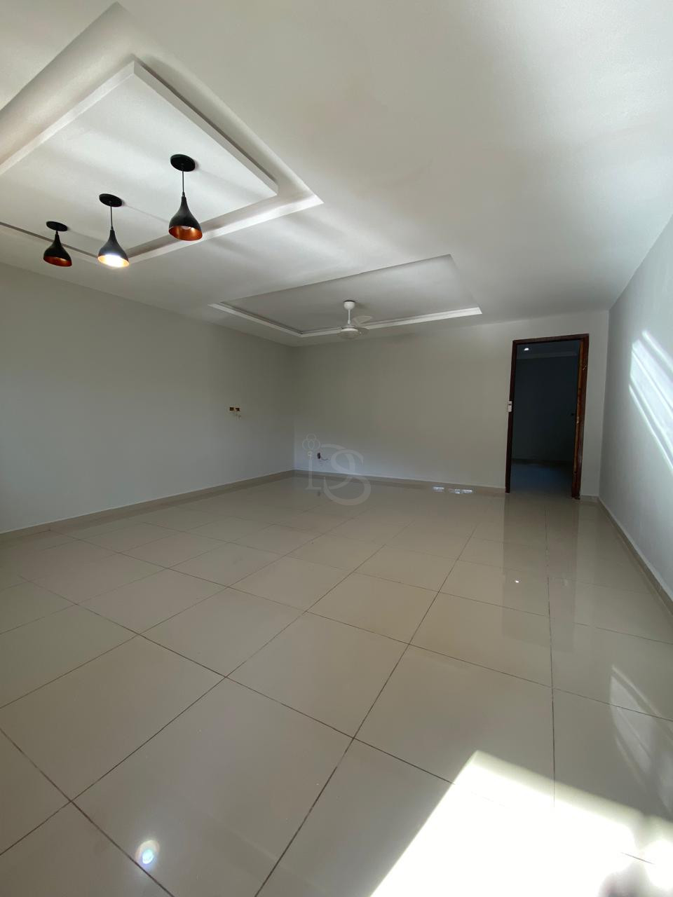 Casa no Conjunto Habitacional Jamile Dequech (Zona Sul de Londrina) com 150 m² de área total e 105 m² de área privativa, com 2 quartos.