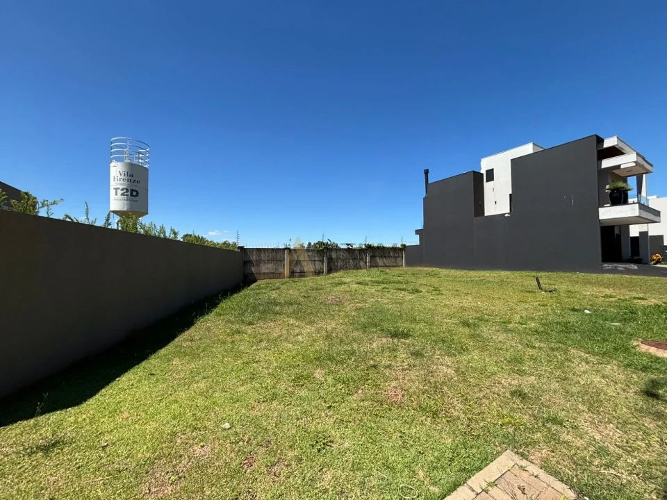 Excelente terreno à venda em condomínio fechado no Vila Firenze, em Cascavel/PR.