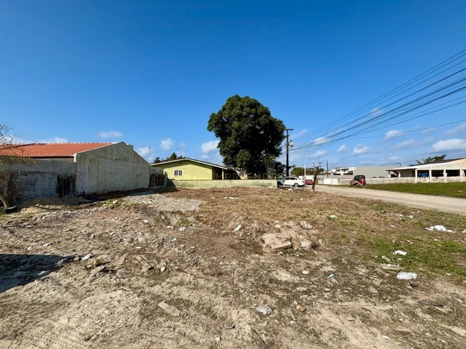 TERRENO DE ESQUINA NO BALNEÁRIO LEBLON