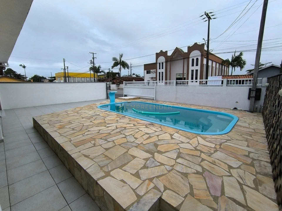 CASA COM PISCINA E ÁREA GOURMET EM PRAIA DE LESTE