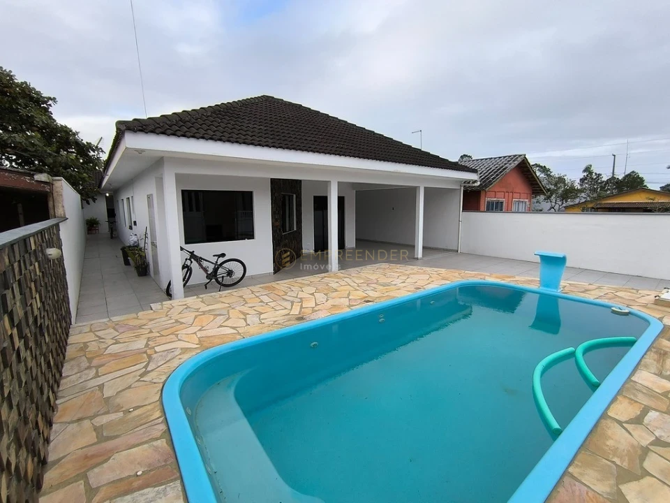 CASA COM PISCINA E ÁREA GOURMET EM PRAIA DE LESTE