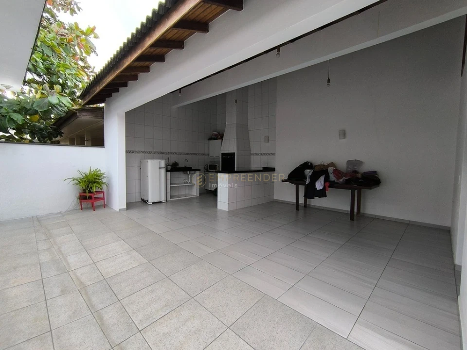 CASA COM PISCINA E ÁREA GOURMET EM PRAIA DE LESTE