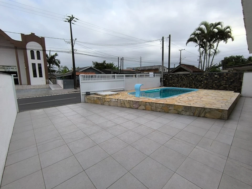 CASA COM PISCINA E ÁREA GOURMET EM PRAIA DE LESTE