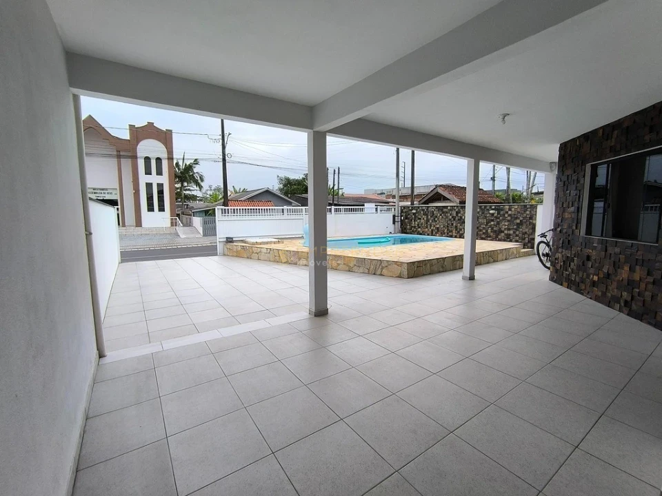 CASA COM PISCINA E ÁREA GOURMET EM PRAIA DE LESTE