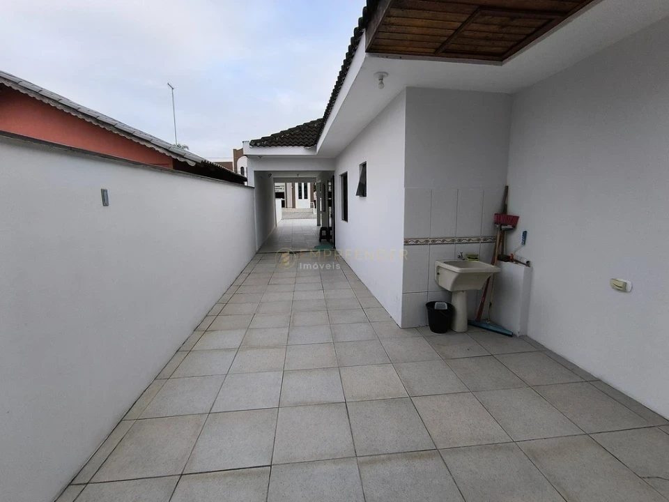 CASA COM PISCINA E ÁREA GOURMET EM PRAIA DE LESTE