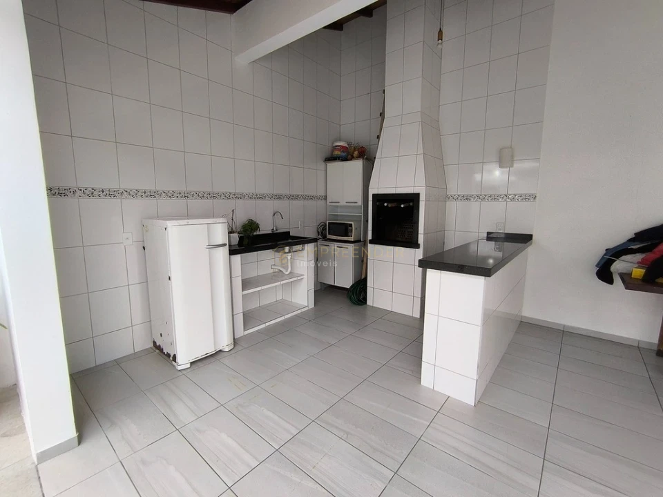 CASA COM PISCINA E ÁREA GOURMET EM PRAIA DE LESTE