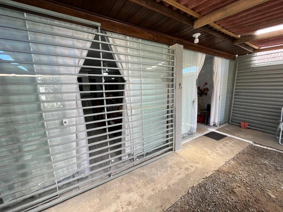 CASA COM 2 DORMITÓRIOS NO JARDIM CANADÁ