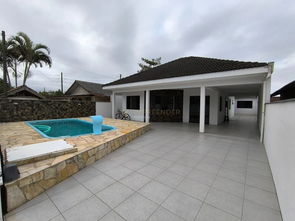 CASA COM PISCINA E ÁREA GOURMET EM PRAIA DE LESTE
