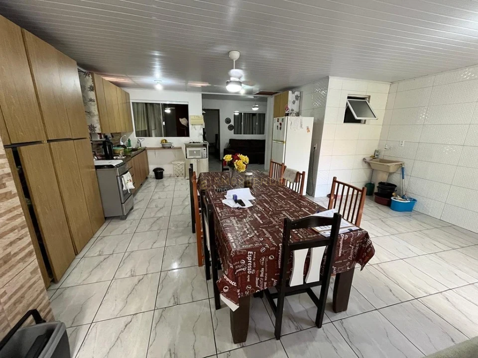 CASA COM 2 DORMITÓRIOS NO JARDIM CANADÁ