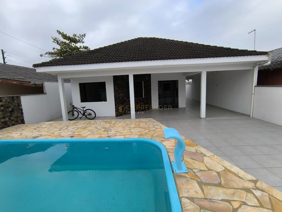 CASA COM PISCINA E ÁREA GOURMET EM PRAIA DE LESTE