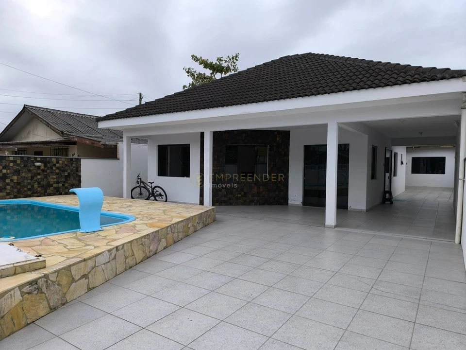 CASA COM PISCINA E ÁREA GOURMET EM PRAIA DE LESTE