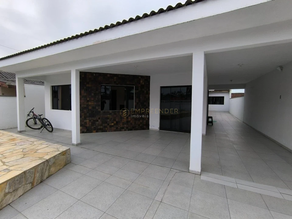 CASA COM PISCINA E ÁREA GOURMET EM PRAIA DE LESTE