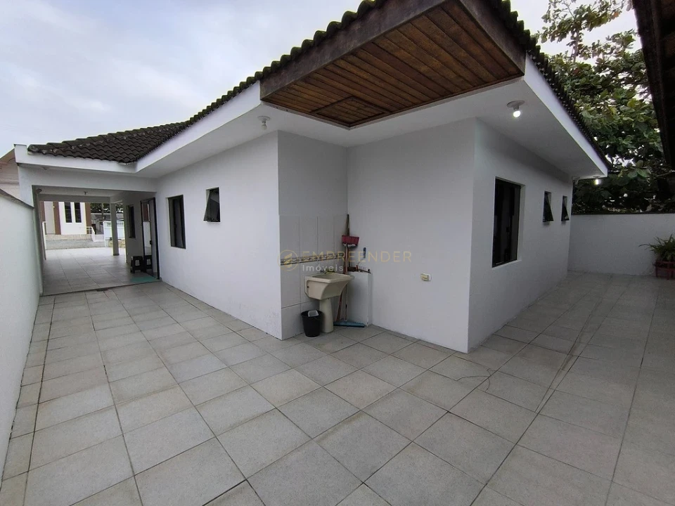 CASA COM PISCINA E ÁREA GOURMET EM PRAIA DE LESTE