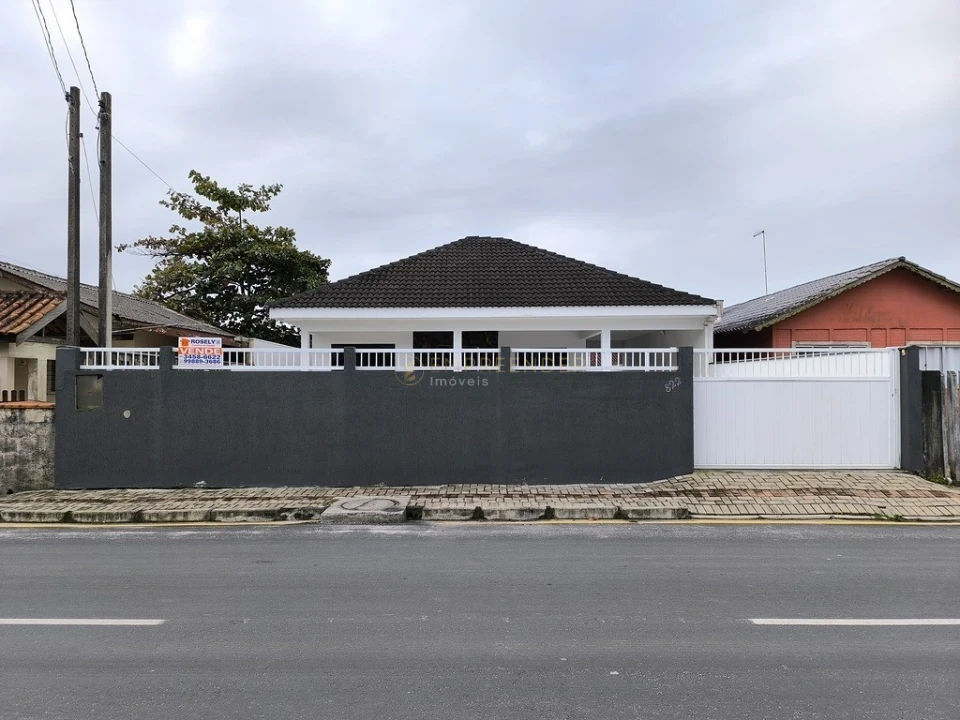 CASA COM PISCINA E ÁREA GOURMET EM PRAIA DE LESTE