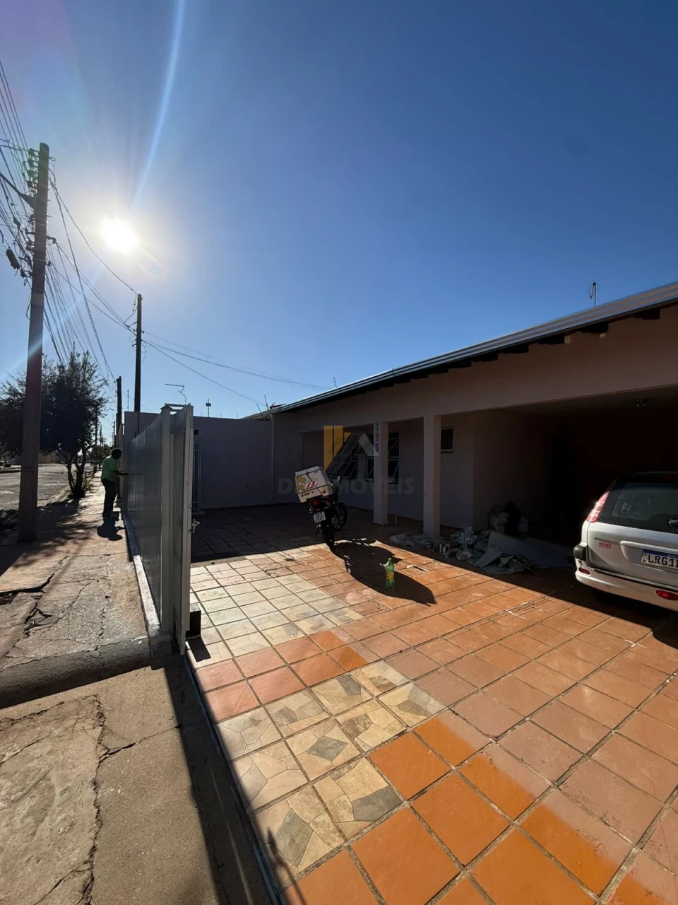 Casa térrea para locação com 04 quartos e edícula nos fundos com 02 cômodos separados. R$ 2.700,00