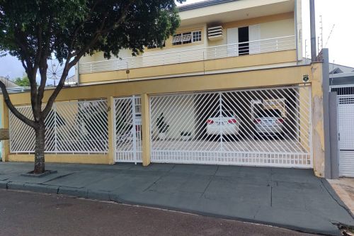 Casa sobrado com 04 quartos para locação.