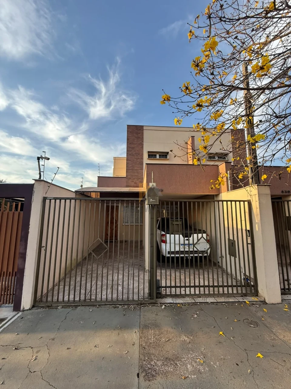 Sobrado Geminado com 03 quartos 01 suíte a venda. Próximo ao HU.