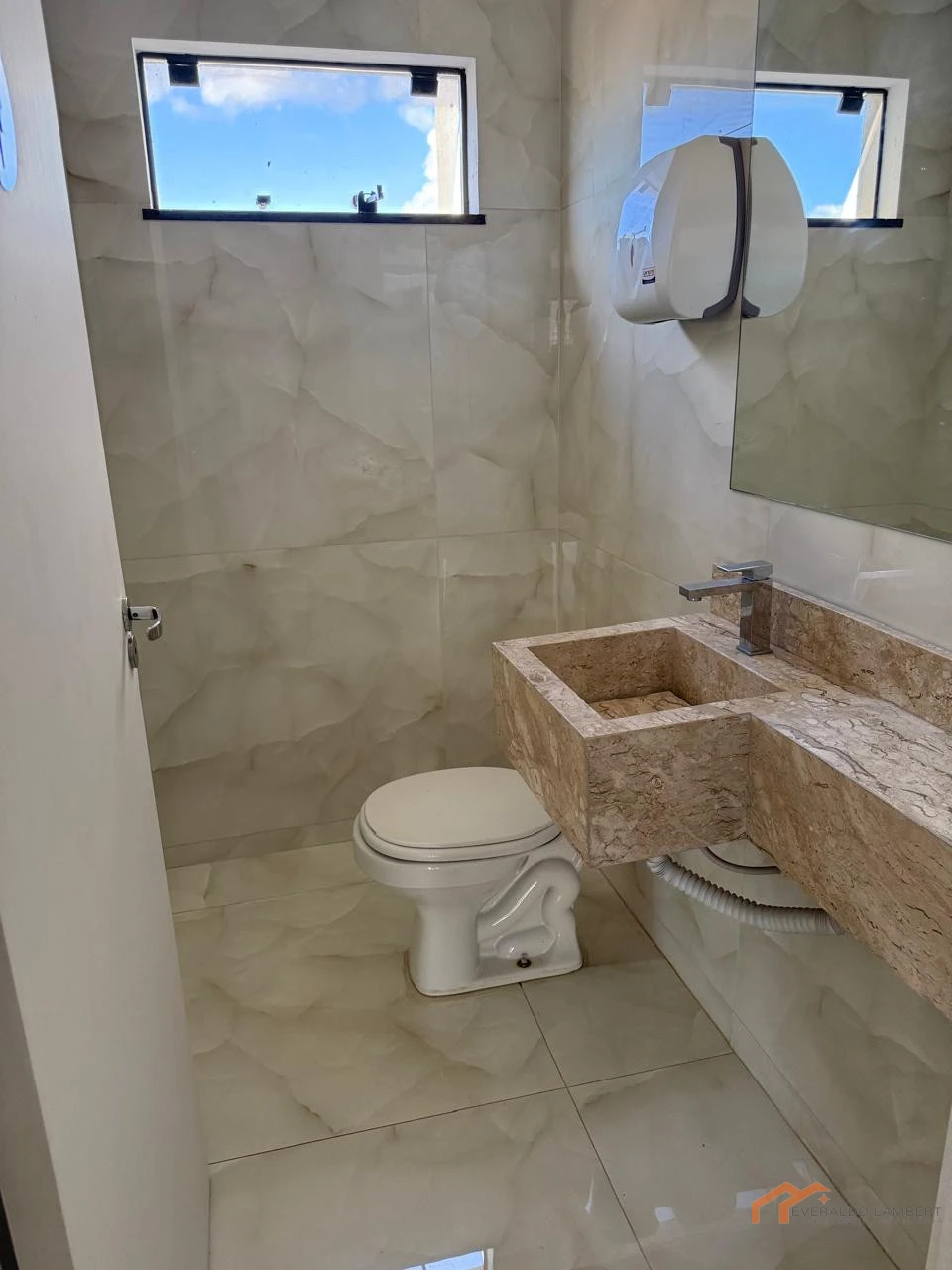 Imagens do imóveis LOJA COMERCIAL NOVA |  MOBILIADA  | PROX. AO LAGO IGAPÓ.