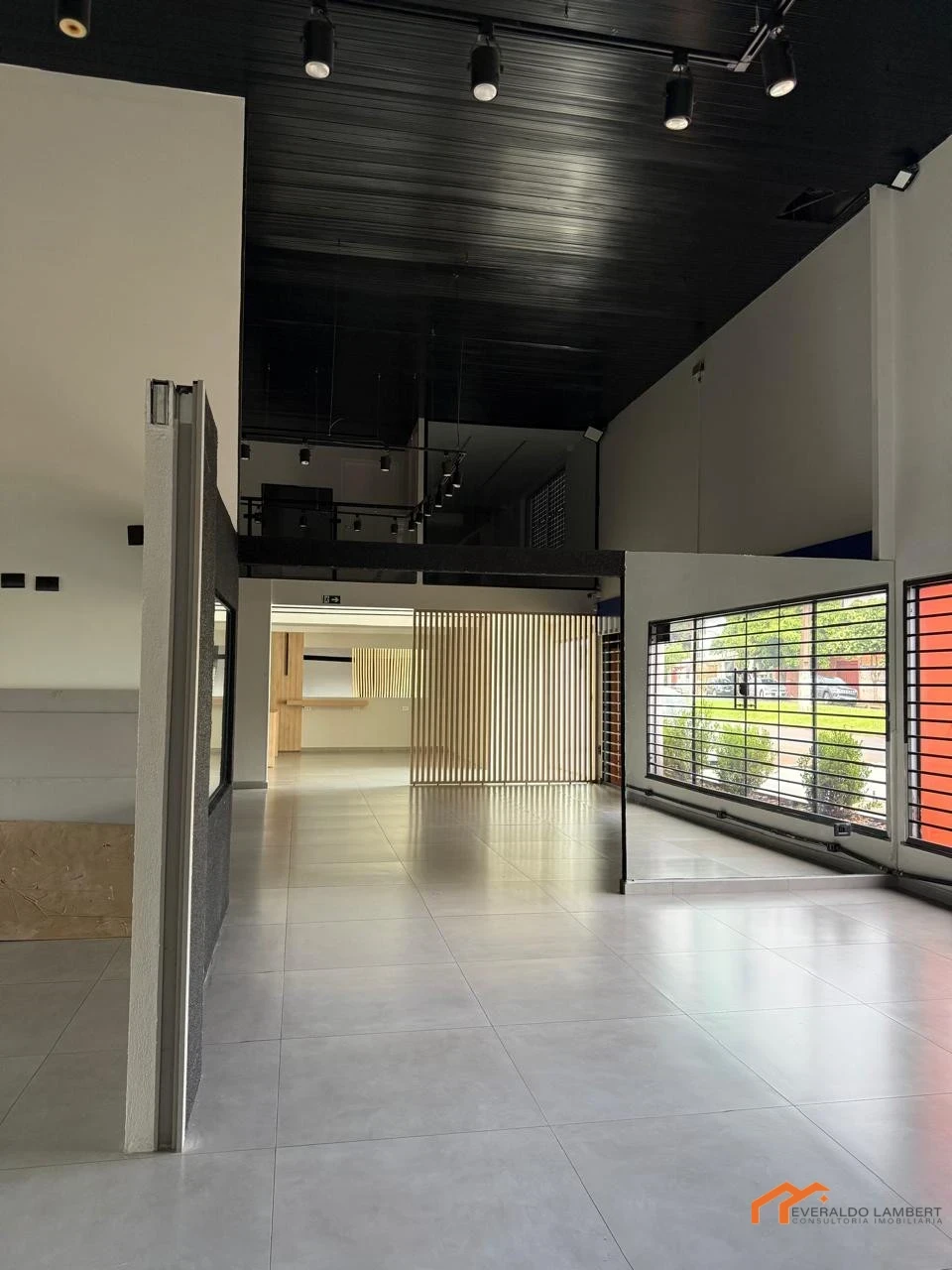 Imagens do imóveis LOJA COMERCIAL NOVA |  MOBILIADA  | PROX. AO LAGO IGAPÓ.