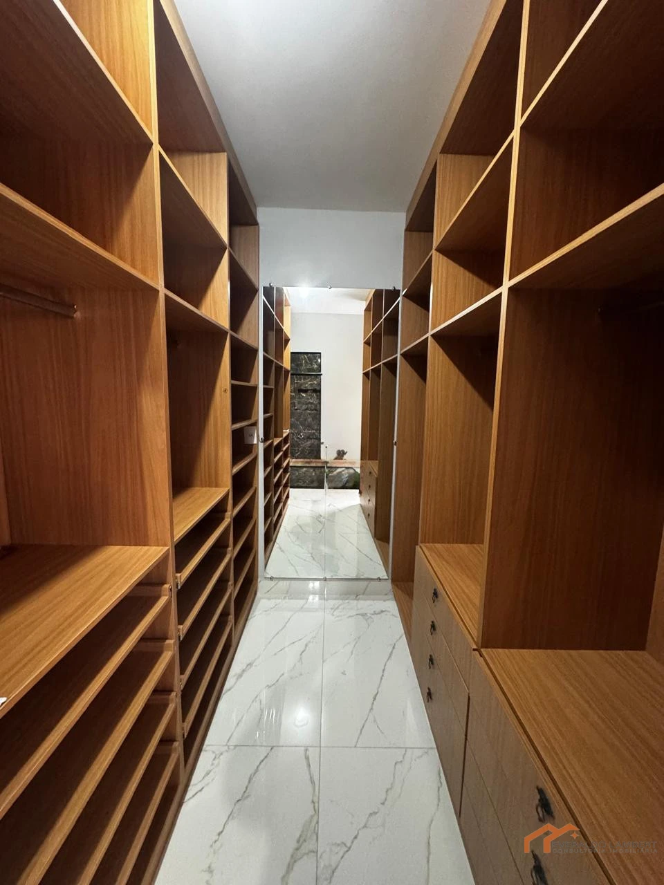 Imagens do imóveis CASA NOVA | COMPLETO DE ARMÁRIOS.