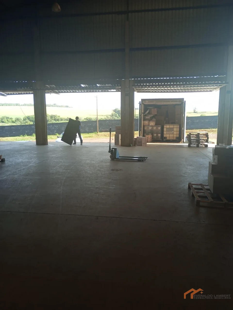 Imagens do imóveis BARRACÃO 1000m² | INDUSTRIAL/COMERCIAL.