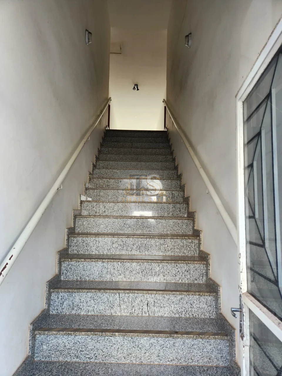 SALA COMERCIAL SOBRELOJA