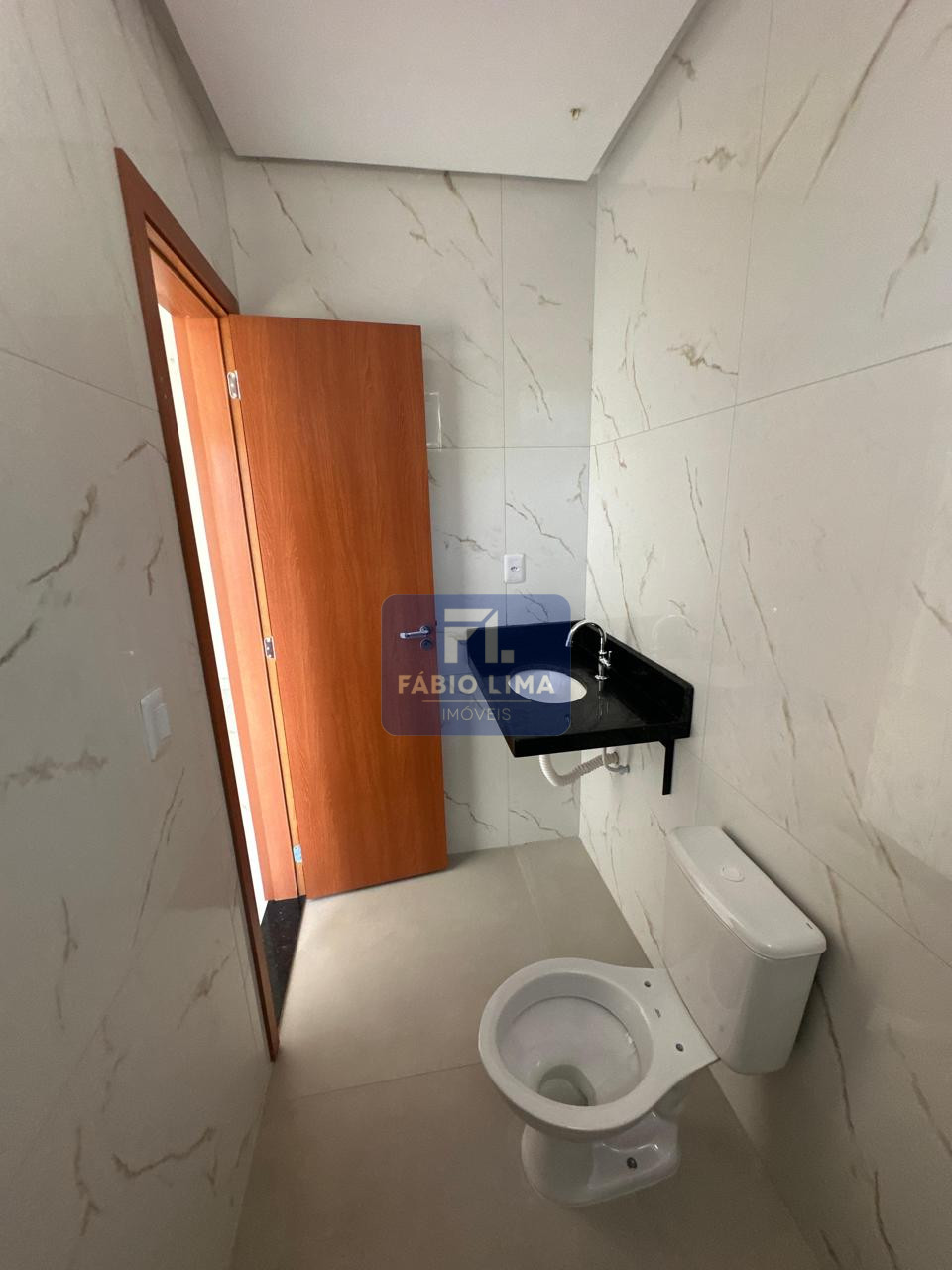 Imagens do imóveis VENDO CASA RECÉM CONSTRUIDA NO CONDOMINIO QUARTZO.