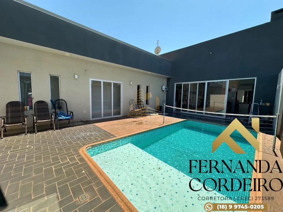 Casa à Venda em Condomínio Fechado