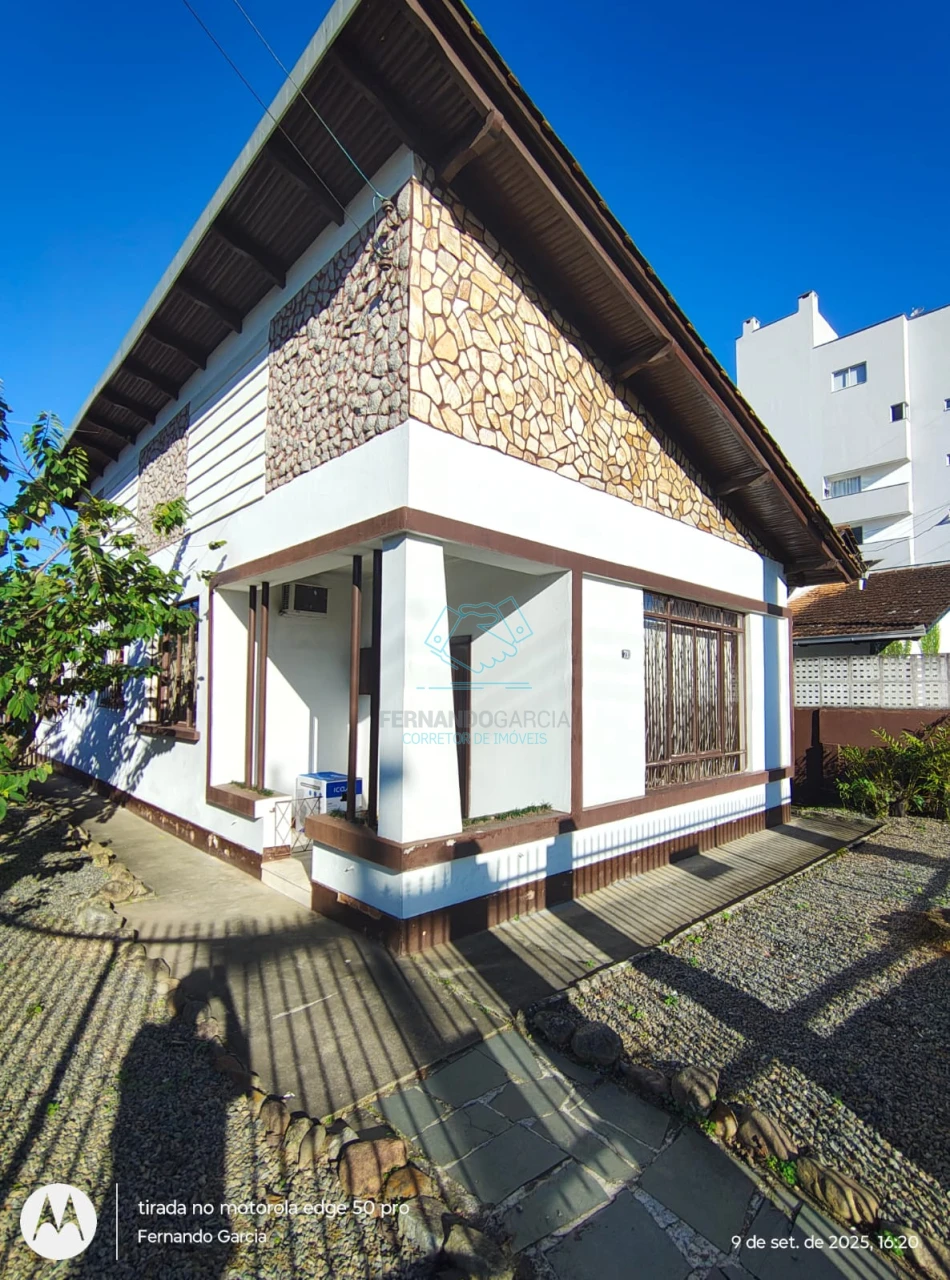 Casa em terreno de esquina no bairro anita garibaldi