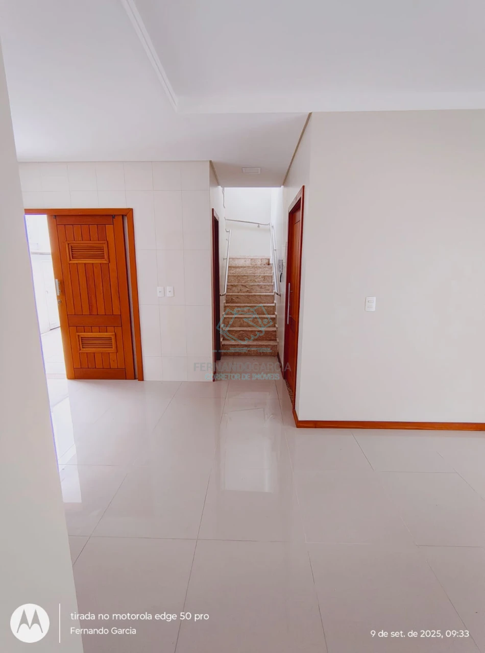 Linda casa geminada em condomínio fechado no bom retiro!