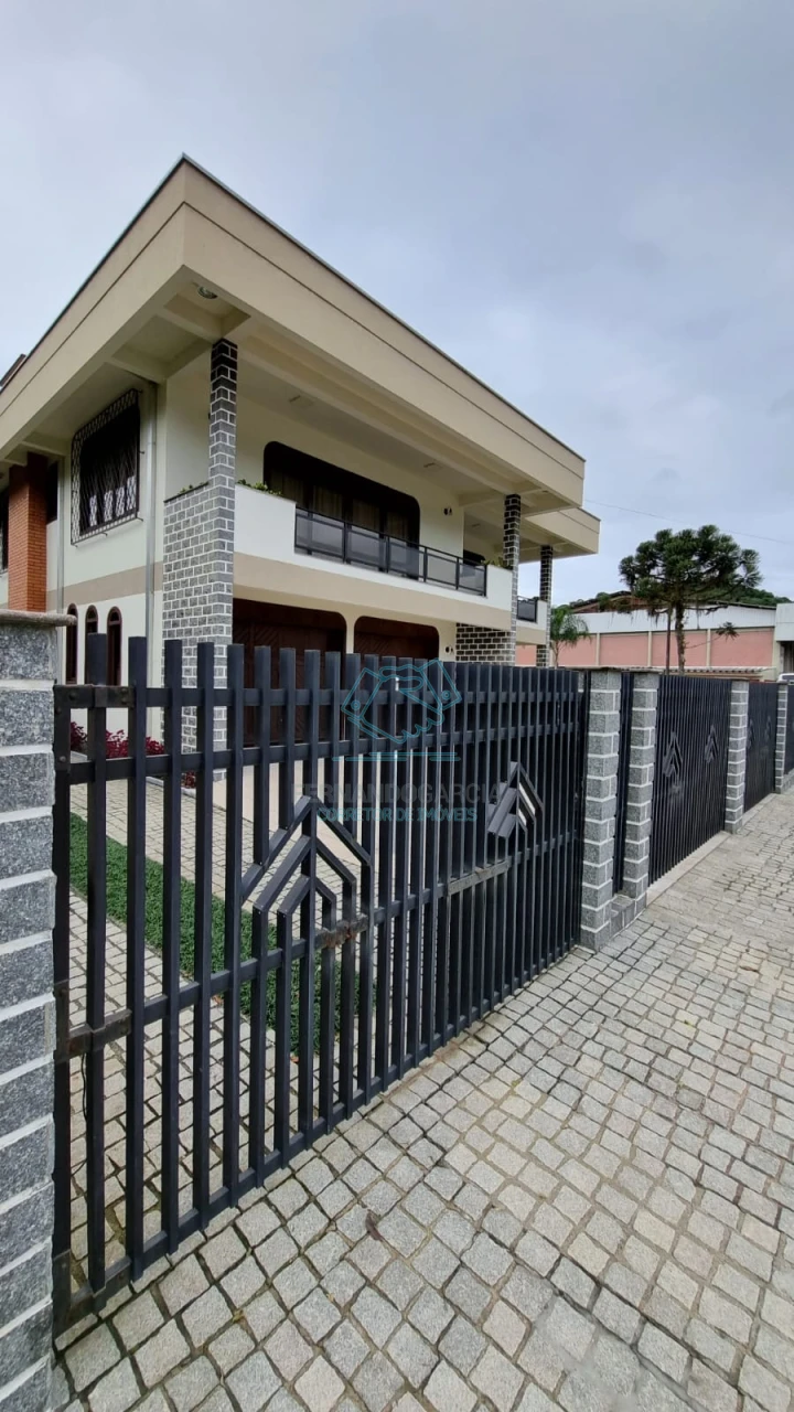 À venda: lindo sobrado com residência nos fundos em pirabeiraba