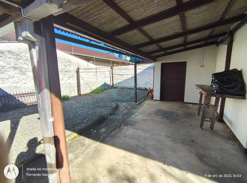 Casa em terreno de esquina no bairro anita garibaldi