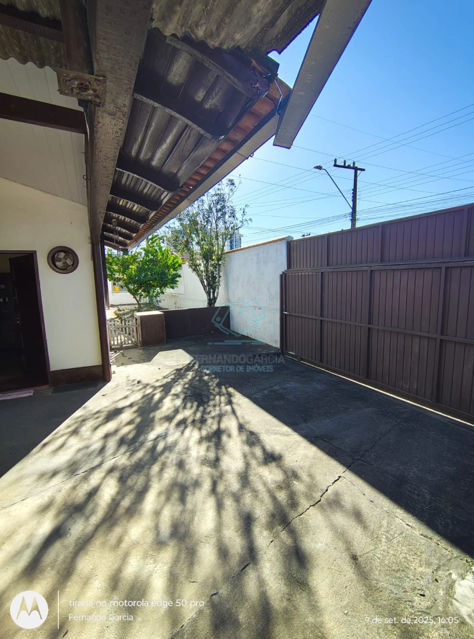 Casa em terreno de esquina no bairro anita garibaldi