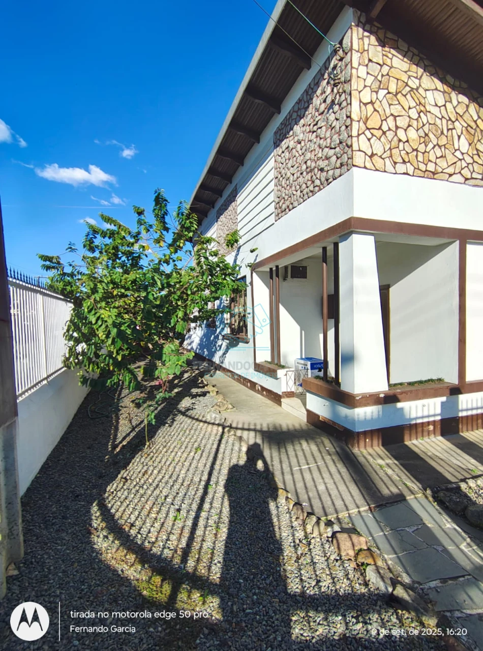 Casa em terreno de esquina no bairro anita garibaldi