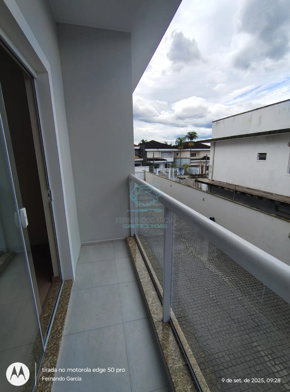 Linda casa geminada em condomínio fechado no bom retiro!