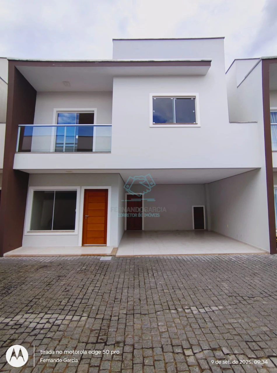 Linda casa geminada em condomínio fechado no bom retiro!