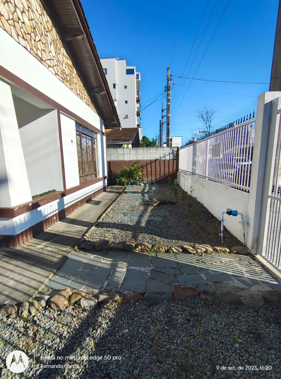 Casa em terreno de esquina no bairro anita garibaldi