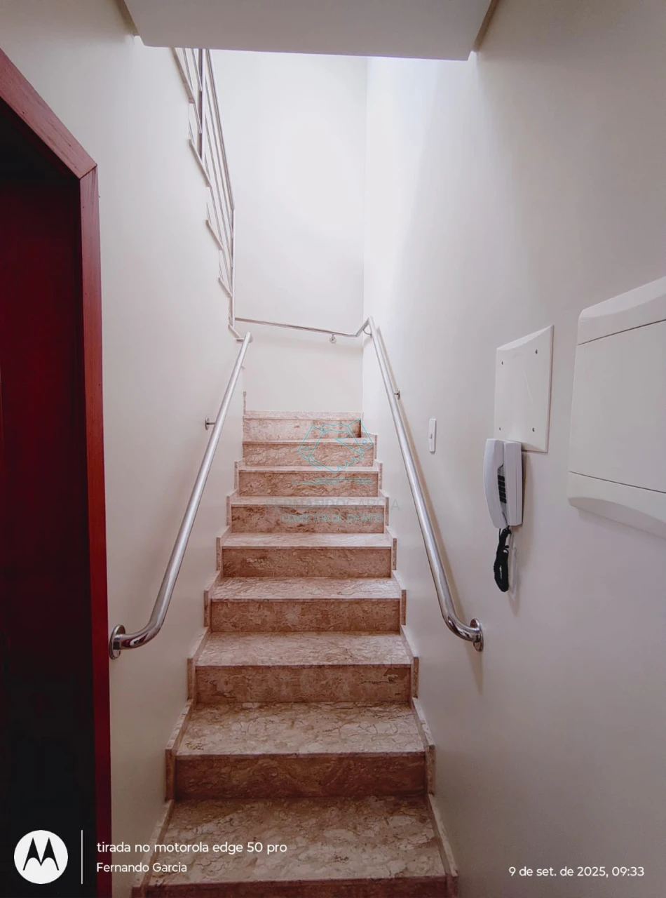 Linda casa geminada em condomínio fechado no bom retiro!