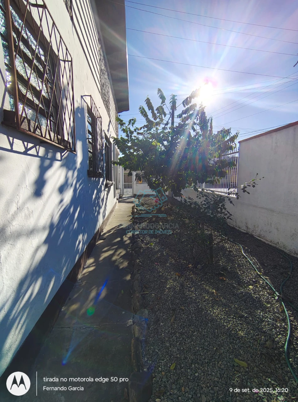 Casa em terreno de esquina no bairro anita garibaldi