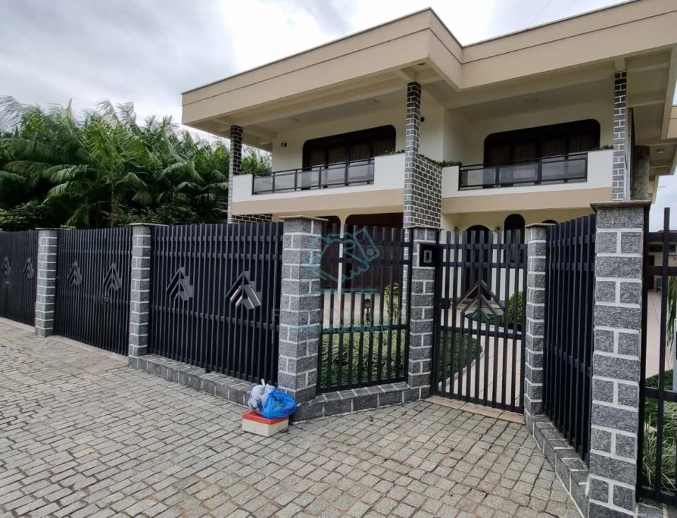 À venda: lindo sobrado com residência nos fundos em pirabeiraba