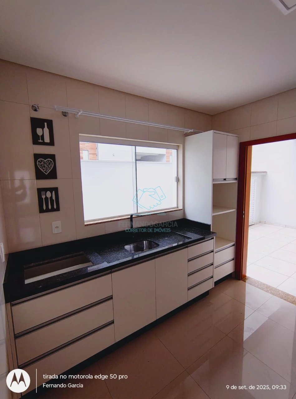 Linda casa geminada em condomínio fechado no bom retiro!