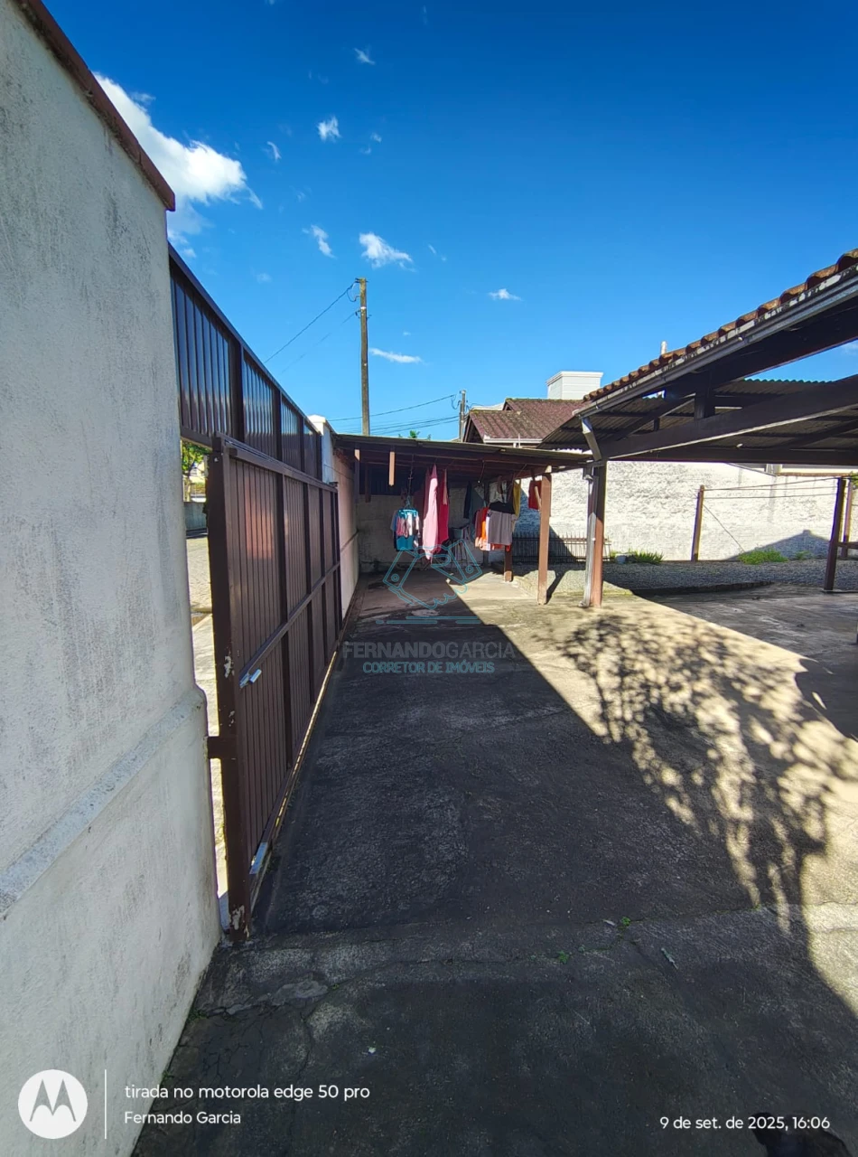Casa em terreno de esquina no bairro anita garibaldi