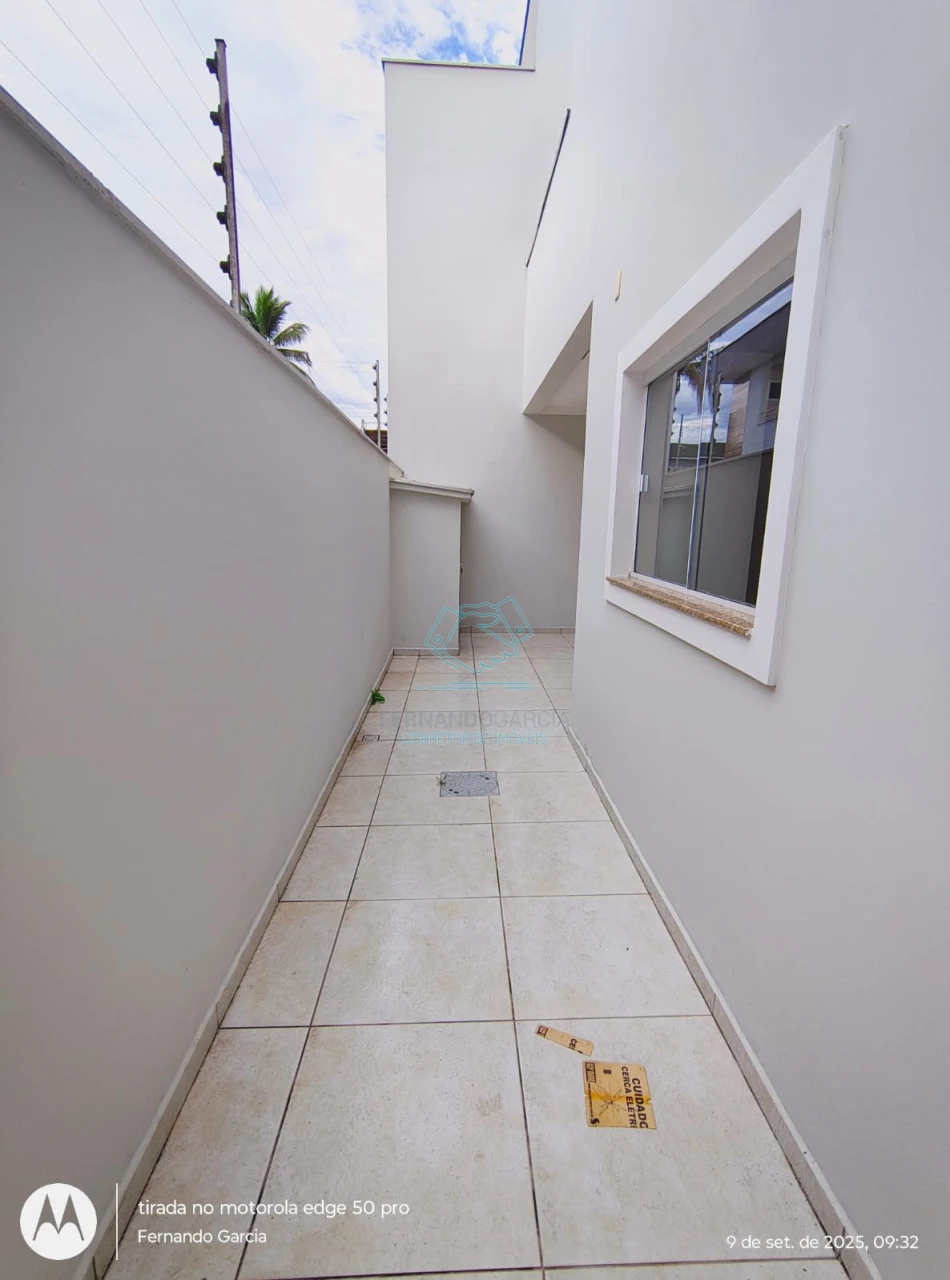 Linda casa geminada em condomínio fechado no bom retiro!