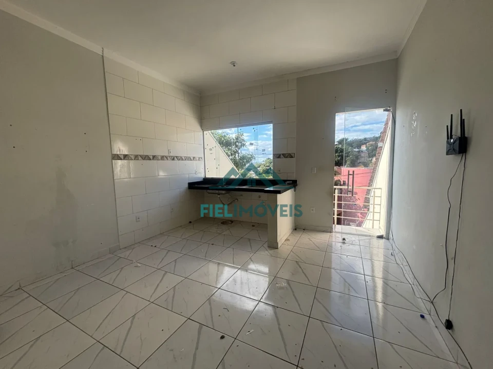 CASA COM 3 QUARTOS E AREA NO FUNDO