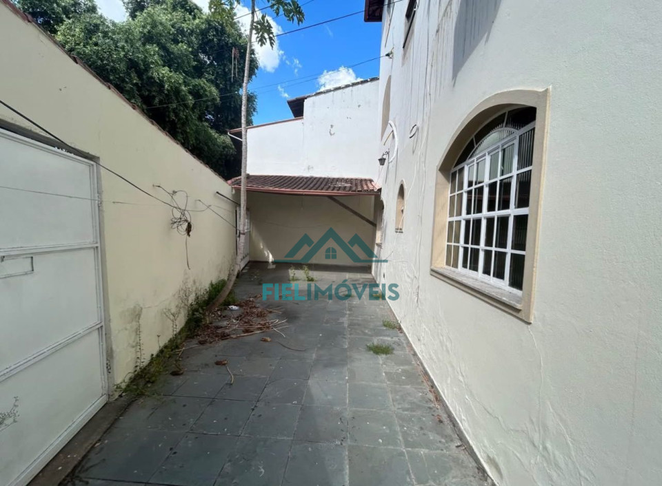 APARTAMENTO TÉRREO COM 4 QUARTOS (1 SUITE).