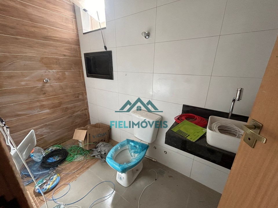 CASA BAIXA COM ÁREA GOUMERT NO INICIO DO JARDIM DO TREVO